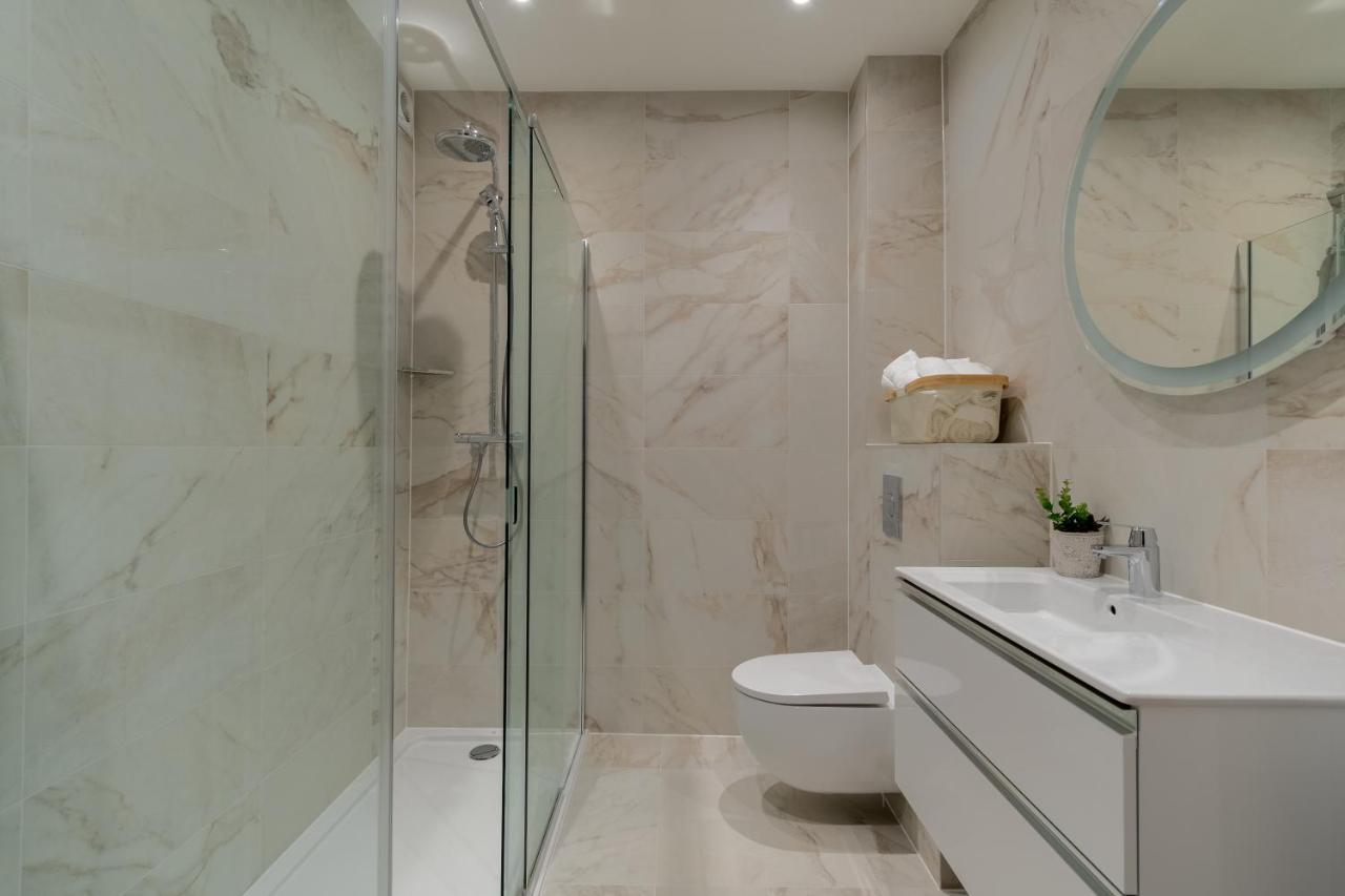 Russell House Suites Bath Exterior foto